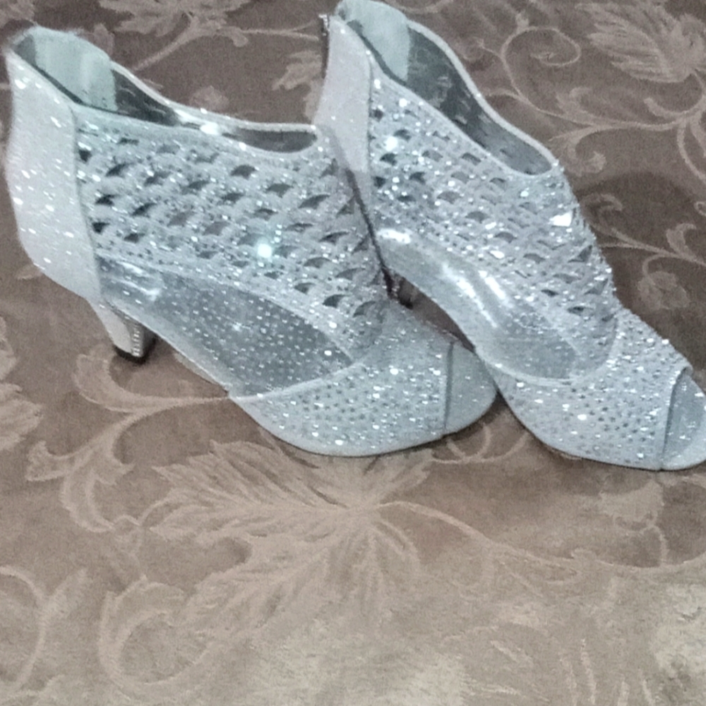 WOMEN'S SHOES